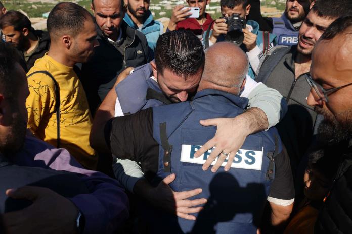 Masacre de periodistas en Gaza elimina tendencia global a la baja en asesinatos de comunicadores en 2023