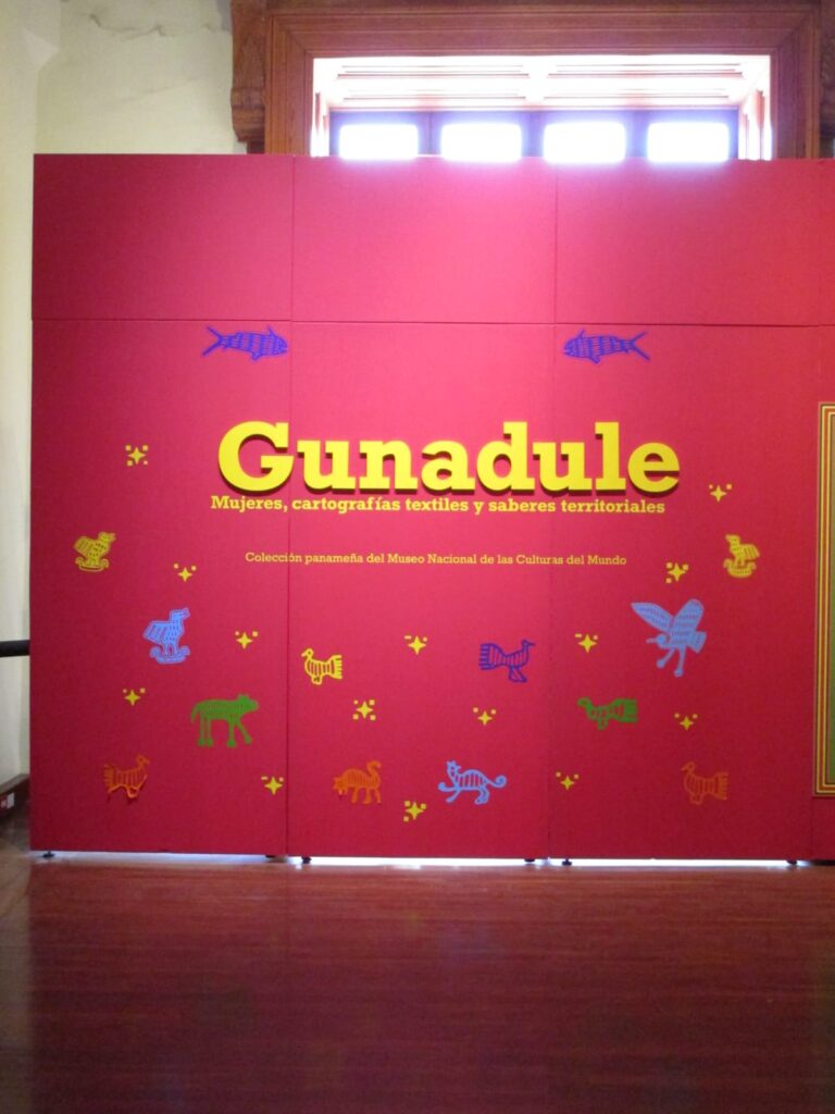 En el Museo Nacional de las Culturas podrás disfrutar de la exposición “Gunadule. Mujeres, cartografías, textiles y saberes territoriales”, la cual mediante fotografías, lienzos, objetos y textiles te sumerge en la cultura de esta comunidad indígena panameña.