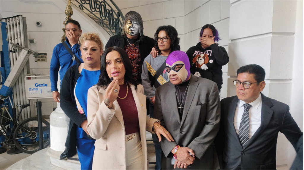 Desde la tribuna del Congreso de la Ciudad de México, la legisladora y coordinadora de la Asociación Parlamentaria Mujeres por el Comercio Feminista e Incluyente, Diana Sánchez Barrios presentó una proposición con punto de acuerdo por la cual se exhorta a la H. Comisión de Lucha Libre Profesional del Distrito Federal para que, en el ámbito de sus atribuciones y en coordinación con el Instituto del Deporte capitalino incluya en las licencias para luchar el reconocimiento de “Luchadora Trans Profesional”.