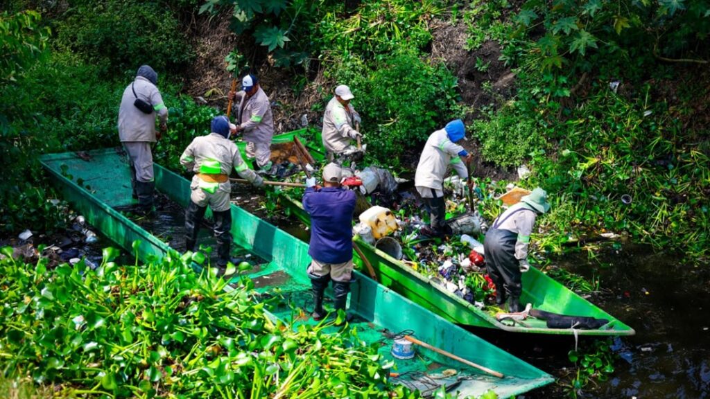 Las alcaldías de Iztapalapa, Xochimilco y Tláhuac reafirmaron su compromiso de continuar con las labores de saneamiento y recuperación integral del Canal de Chalco, un importante regulador ambiental y corredor biológico para el oriente de la Ciudad de México.