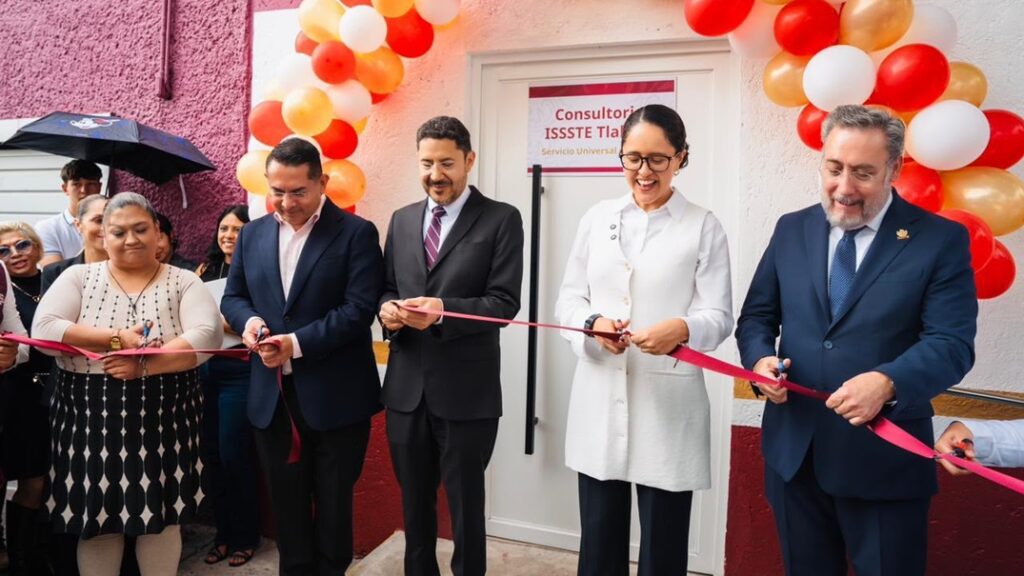El director general del ISSSTE, Martí Batres Guadarrama, la alcaldesa de Tlalpan, Gaby Osorio, y representantes del Gobierno de la Ciudad de México formalizaron este martes la donación de 22 hectáreas de terreno que permitirán avanzar en la regularización de predios en las colonias Fresno, Roca de Cristal, Cantera 42 y Bosques de Tepeximilpa, en beneficio de más de mil 700 familias de la demarcación.